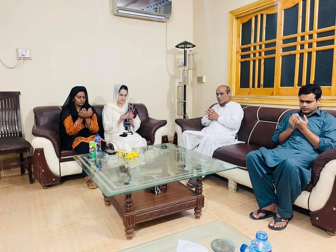 OfRubab's tweet photo. ام رباب چانڈیو کی سکھر پریس کلب آمد ، پی ایف یو جے کے مرکزی رہنما لالا اسد پٹھان دیگر عہدیداروں  اور جان محمد مہر کے لواحقین سے دلیر صحافی جان محمد مہر کی شہادت پر  تعزیت
وقت آگیا ہے کہ سندھ مزمت نہیں  اب مزاحمت کرے_
#justiceforjanmohammadmahar https://t.co/o1ZyHK7Ccg