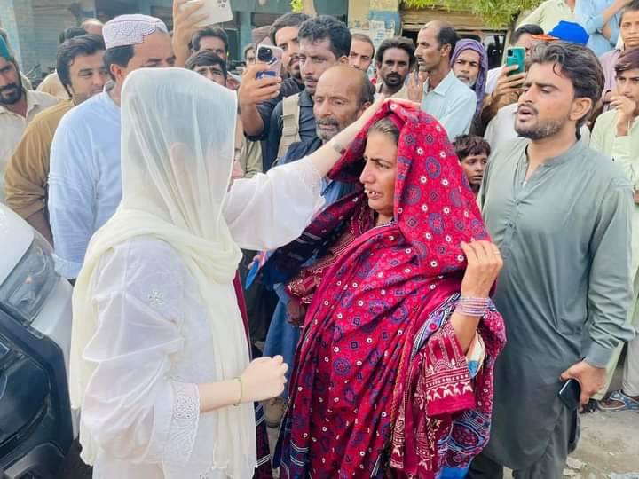 OfRubab's tweet photo. سندھ کی بھادر بیٹی ام رباب چانڈیو نے  خانواھن پہنچ کر بیدردی سے قتل ہونے والی بچی معصوم فاطمہ کے لواحقین سے تعزیت کی 
یہ کیس معصوم فاطمہ کے ساتھ نہیں سندھ کے ساتھ زیادتی ہے جس کا فوری طور انصاف یقینی بنایا جائے

#JusticeForFatima
#سرداری_نظام_نامنظور
#سندھ_کی_بہادر_بیٹی https://t.co/8C5nHlsNes