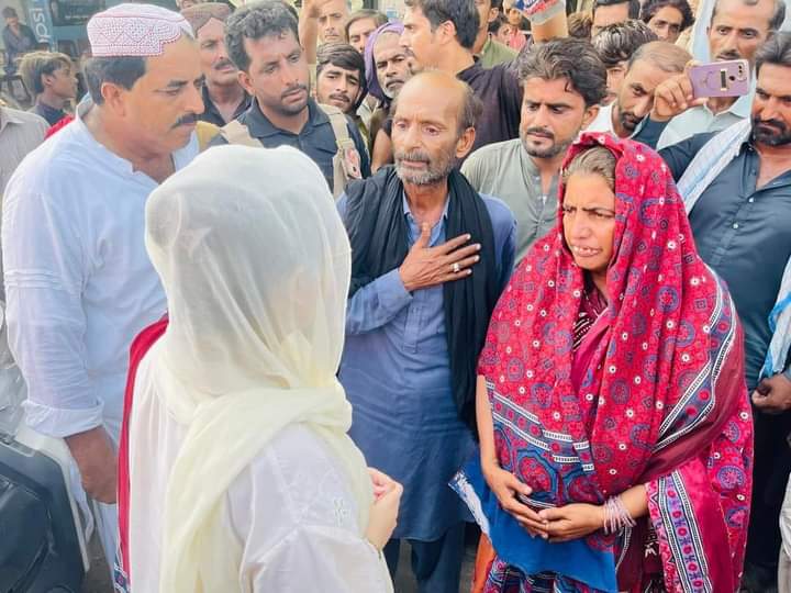 OfRubab's tweet photo. سندھ کی بھادر بیٹی ام رباب چانڈیو نے  خانواھن پہنچ کر بیدردی سے قتل ہونے والی بچی معصوم فاطمہ کے لواحقین سے تعزیت کی 
یہ کیس معصوم فاطمہ کے ساتھ نہیں سندھ کے ساتھ زیادتی ہے جس کا فوری طور انصاف یقینی بنایا جائے

#JusticeForFatima
#سرداری_نظام_نامنظور
#سندھ_کی_بہادر_بیٹی https://t.co/8C5nHlsNes