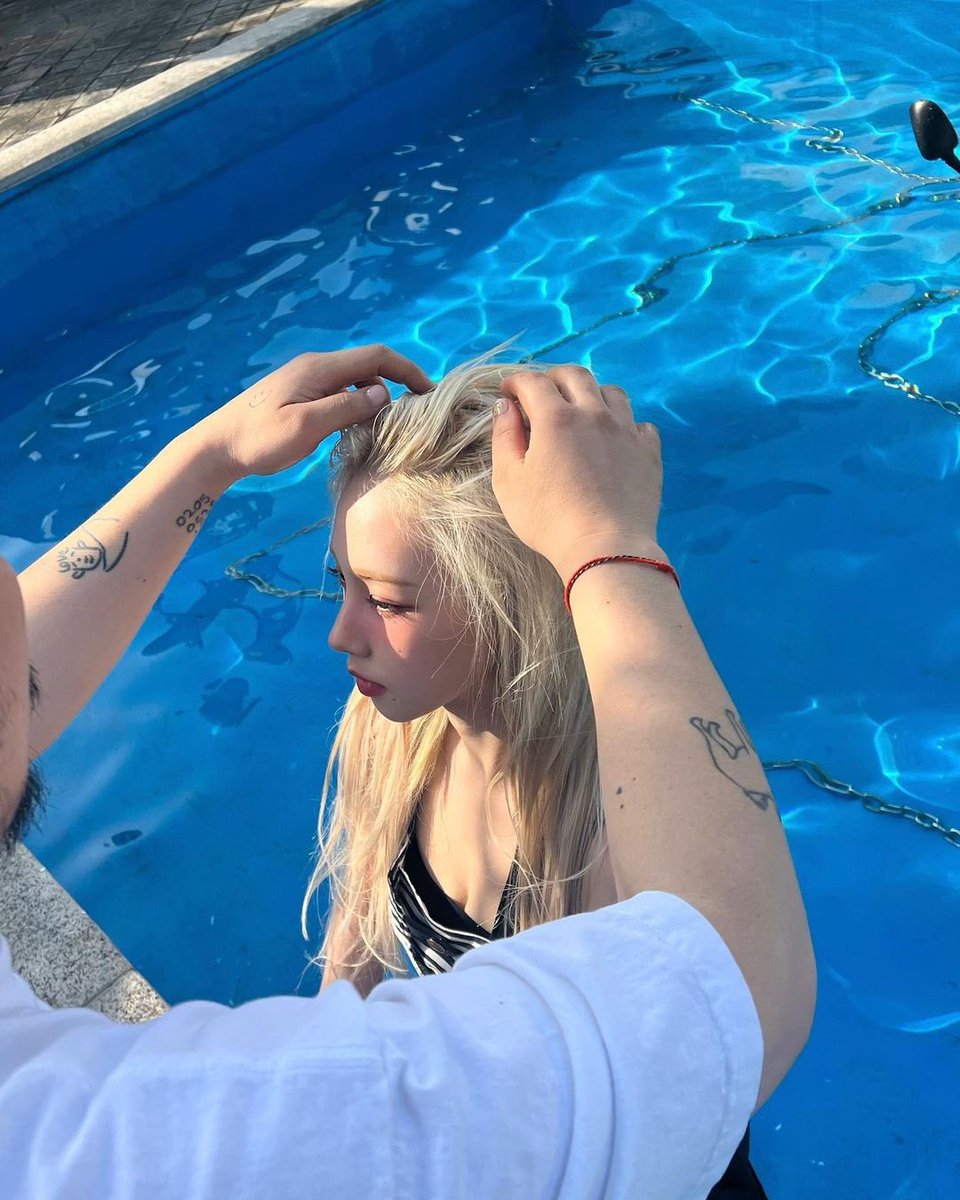 Rambut terangku terlihat paling cantik saat di bawah sinar mentari. Walau harus menerima kalau warnanya merusak rambut sehatku, aku kadang rindu dengan rambutku yang ini. Cuitan ini spesial untuk kalian yang merindukannya juga!