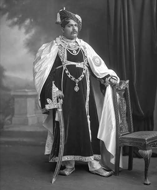 22 अगस्त: #TheDayInHistory

 #इस दिन वर्ष 1919 में छत्रपति राजर्षि #शाहू महाराज ने निम्नलिखित आदेश जारी किया था...

 'राज्य के राजस्व, न्यायिक या सामान्य विभाग के सभी अधिकारियों को राज्य सेवाओं में प्रवेश करने वाले अछूतों के साथ दया और समानता का व्यवहार करना चाहिए।