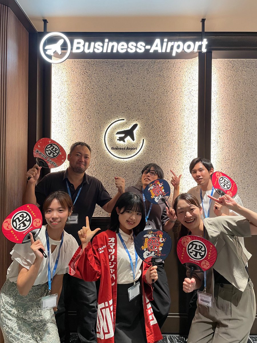 Shiorinomatsuri's tweet image. 記念すべき初投稿はお引越し報告‼️

オマツリジャパンは昨日九段下の新オフィスにお引越ししました...！素敵な作業スペースが至るところにあり、みんな思い思いの場所に散らばっていたので集合写真撮るのに時間がかかりました^-^

この新しい場所で、これから皆さんと頑張っていきたいと思います✨