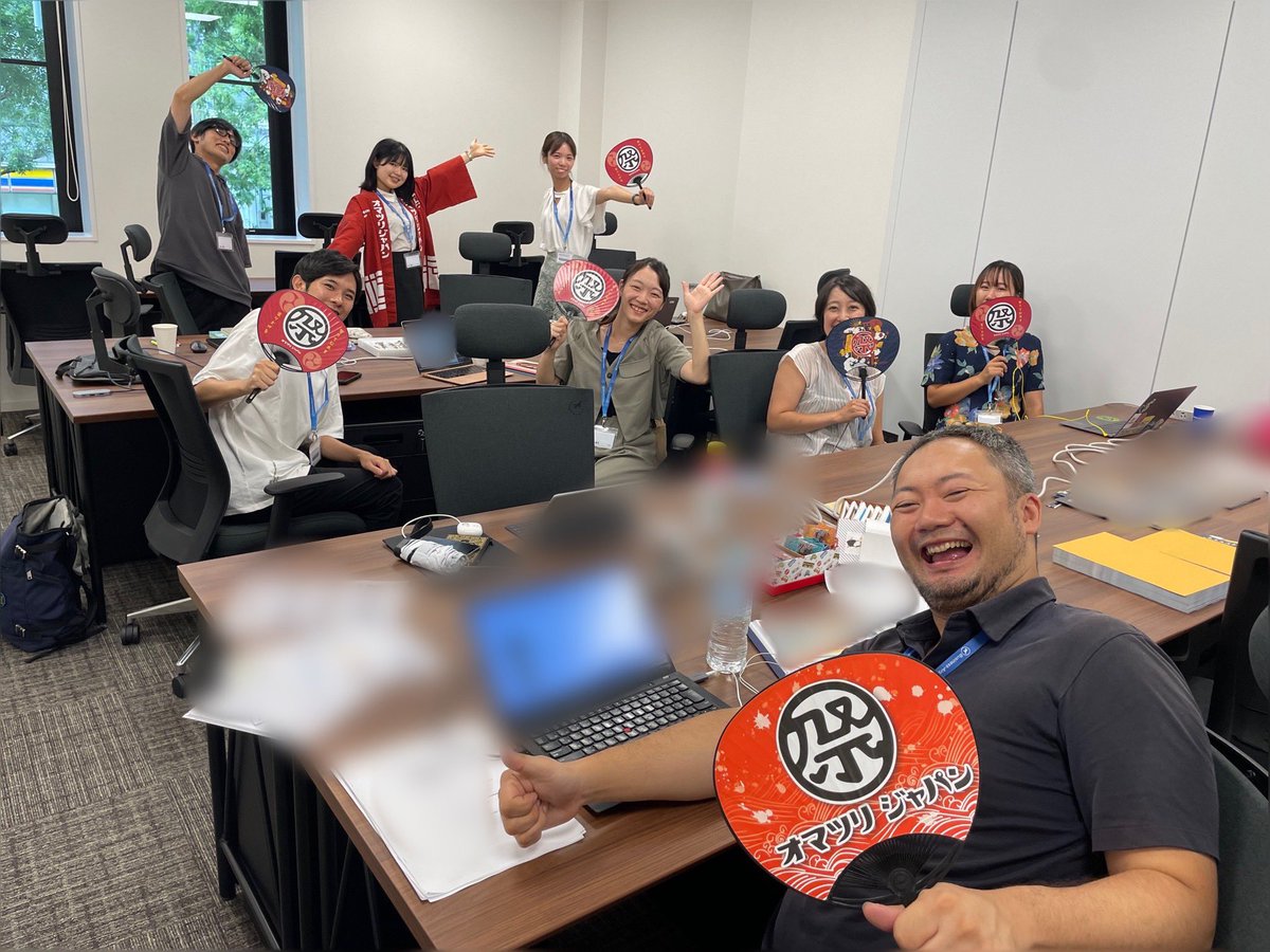 Shiorinomatsuri's tweet image. 記念すべき初投稿はお引越し報告‼️

オマツリジャパンは昨日九段下の新オフィスにお引越ししました...！素敵な作業スペースが至るところにあり、みんな思い思いの場所に散らばっていたので集合写真撮るのに時間がかかりました^-^

この新しい場所で、これから皆さんと頑張っていきたいと思います✨