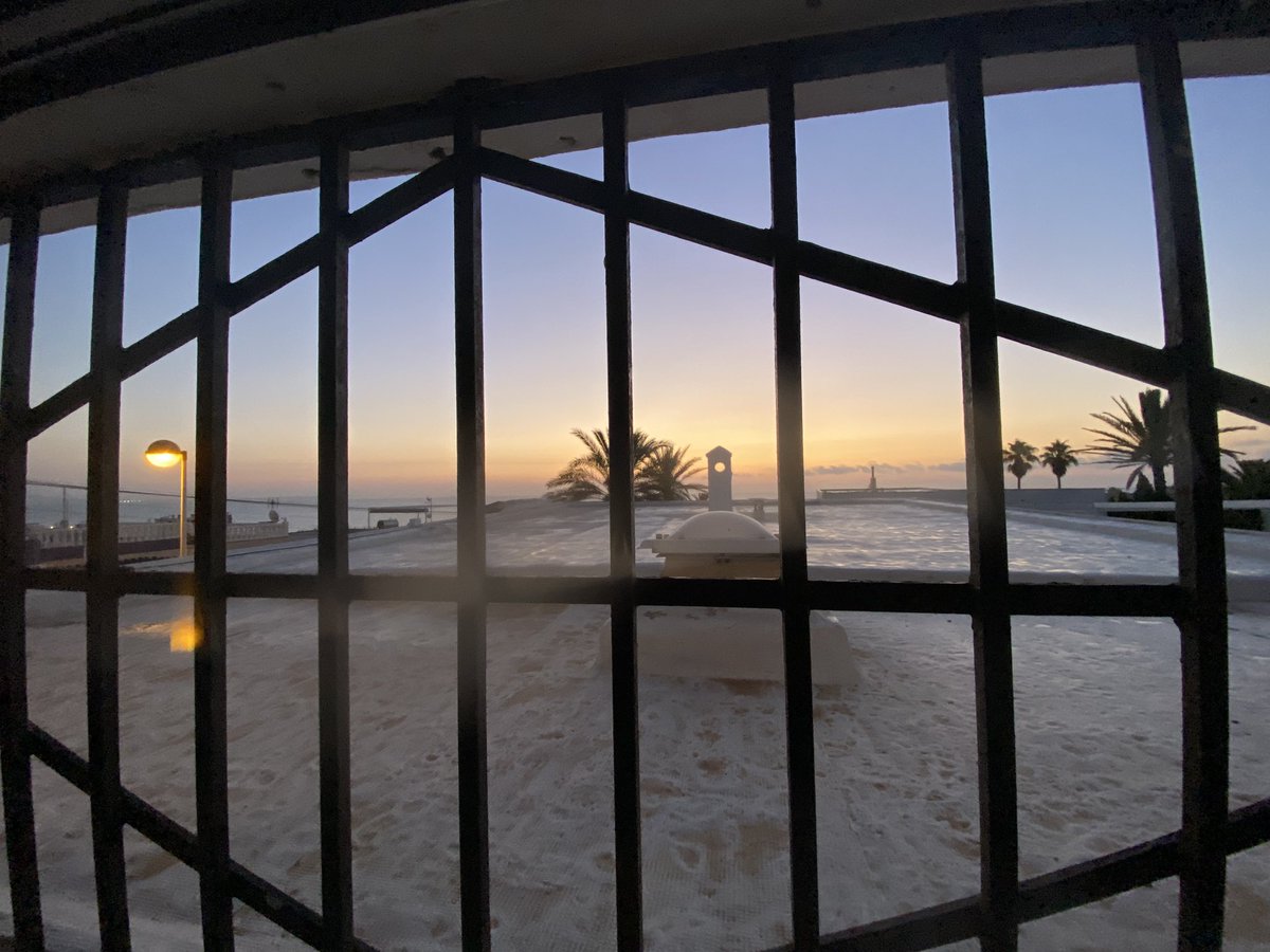 antuan_garmont's tweet photo. Los amaneceres en verano son simplemente espectaculares.
#amanecer #sunrise #lucernario #claraboya #palmeras #sky #cielo #torrevieja #lamata #alicante #alacant #playa #platja #beach #reja #window #ventana #palms #summer #verano https://t.co/Y6xviTByc0