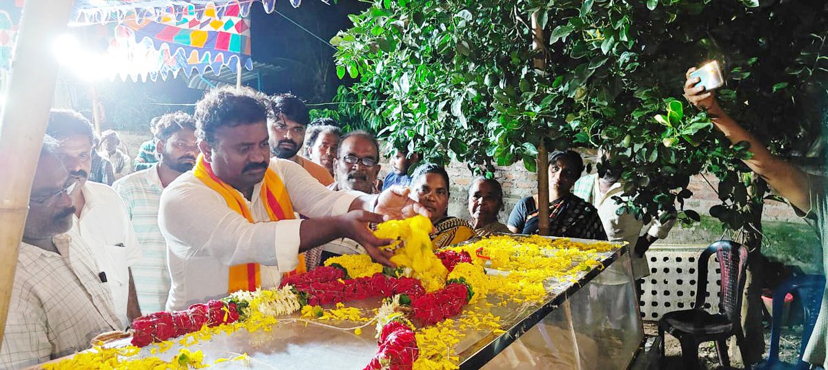 VarlaKumarRaja's tweet photo. (20-08-2023) తోట్లవల్లూరు మండలం, తోట్లవల్లూరు గ్రామంలో స్వర్గస్తులైన వల్లూరు సుబ్రహ్మణ్యం గారి భార్య పార్థవదేహానికి పూలమాలవేసి నివాళులర్పించి వారి కుటుంబ సభ్యులను పరామర్శించిన వర్ల కుమార్ రాజా గారు.
#మనపామర్రుమనవర్ల #kumarrajavarla #varlaforpamarru #ManaPamarruManaVarla https://t.co/aKl9jWj3hd