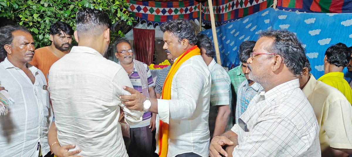 VarlaKumarRaja's tweet photo. (20-08-2023) తోట్లవల్లూరు మండలం, తోట్లవల్లూరు గ్రామంలో స్వర్గస్తులైన వల్లూరు సుబ్రహ్మణ్యం గారి భార్య పార్థవదేహానికి పూలమాలవేసి నివాళులర్పించి వారి కుటుంబ సభ్యులను పరామర్శించిన వర్ల కుమార్ రాజా గారు.
#మనపామర్రుమనవర్ల #kumarrajavarla #varlaforpamarru #ManaPamarruManaVarla https://t.co/aKl9jWj3hd