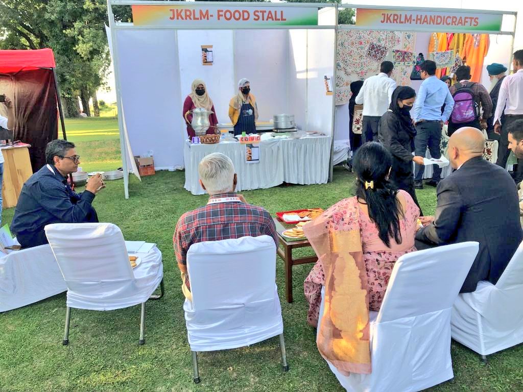 JK_NRLM's tweet photo. Secy GoI Panchayati Raj,Joint Secy GoI,Add Secy GOI Panchayati Raj &amp; Comm Secy RDD&amp;PR J&amp;K visited the JKRLM food stall set up in SKICCduring the 3-day National Level workshop on LSDGs in Pnchyts.They had an interaction with the SHG membrs &amp;highly appreciated their exemplary work. https://t.co/VetbjWcWzX