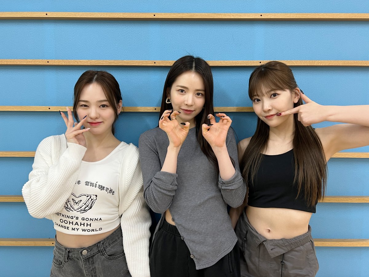 NiziU__official's tweet photo. ／
NiziU夏休みweek🌱<Day 4>
＼

NiziU「Cheshire (ITZY)」Dance cover Video
🔗https://t.co/pqXt712DJC

#RIO #MAYA #MAYUKA
#NiziU #ニジュー #니쥬 #WithU
#NiziU夏休みweek https://t.co/r4rwDBxy6S