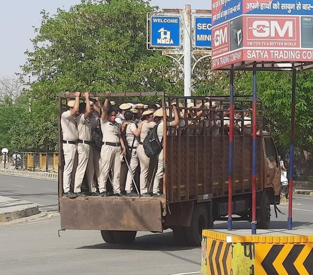 RavinderJaniwa2's tweet photo. #बेसहाराहरियाणापुलिस
पुलिस सड़को पर नहीं उतर सकती, आंदोल नहीं कर सकती, तो पुलिस कर्मचारियों के हकों को नजरंदाज कर देना कहां तक सही है।
"सब का सहारा आज खुद बेसहारा महसूस करती हुई "हरियाणा पुलिस"।
 @cmohry @anilvijminister @Dchautala @NaveenJaihind @AmitShah @DeependerSHooda https://t.co/WAi5m3hN06