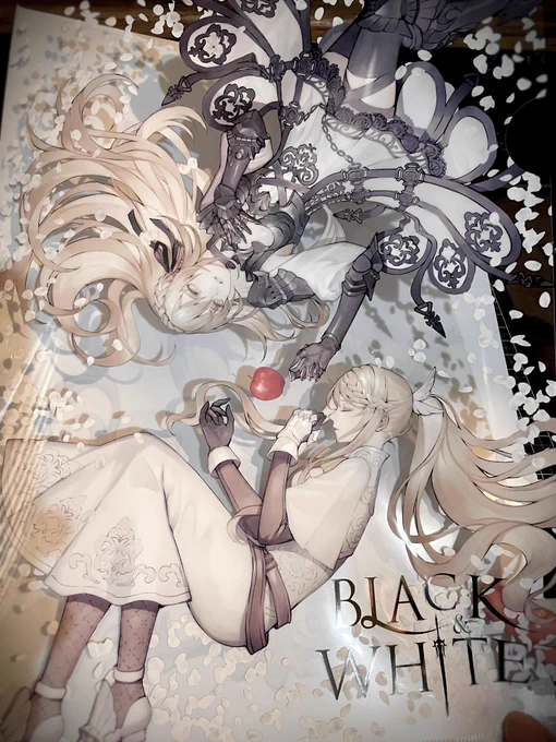 購入者プレゼントのうちわは紙だけど、新刊セットのうちわはアクリルのちょっと良いやつです。クリアファイルは背景が透明になっています 
