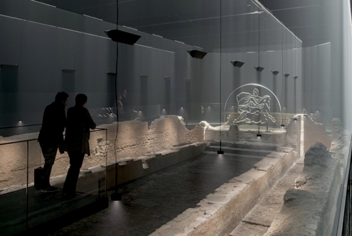 CarolineLawrenc's tweet image. Parents! Kids! FREE ROMAN EVENT this Fri 25 &amp;amp; Sat 26 Aug 2023: I'll be telling stories of #Mithras &amp;amp; #TimeTravel at the #LondonMithraeum. There'll also be a Roman Centurion, brick-maker, mosaic workshop &amp;amp; quest for a prize: a free signed copy of my book!  tinyurl.com/ebyntjkb