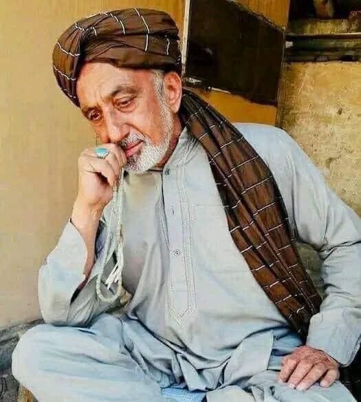 KarzaiH's tweet photo. با اندوه آگاهی یافتم که استاد #عبدالاحمد_خاکسار هنر پیشه و کمیدین مستعد و محبوب کشور جهان فانی را وداع گفت و به ابدیت پیوست.
انا لله و انا الیه راجعون
مرحوم استاد عبدالاحمد خاکسار  در کنار هنر پیشگی وظیفهٔ مقدس معلمی را نیز به دوش داشت و یک استاد ورزیده و خوش برخورد بود. خدمات او در عرصهٔ تیاتر و معارف کشور فراموش ناشدنی و مرگ او یک ضایعه است. 
مراتب تسلیت و همدردی خود را به خانواده و دوستان مرحومی ابراز داشته از بارگاه رب العزت برای متوفی بهشت برین و برای بازماندگانش صبر جمیل استدعا مینمایم.