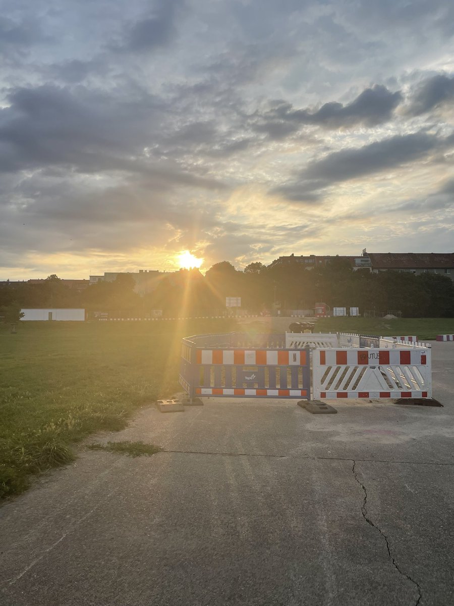 lisinskyw's tweet photo. Guten Morgen vom Feld. #thfbleibt #tempelhoferfeld https://t.co/17APZlp6WN