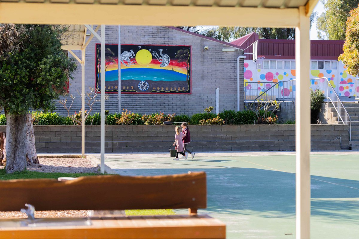 RecAustralia's tweet photo. Our judges recently started the journey of visiting finalists in this year’s #NarragunnawaliAwards.

First up was Winterfold Primary School – Noongar Country, Beaconsfield WA.

Check out the full list of finalists:
https://t.co/B28f6UGwJ4

#Narragunnawali #Reconciliation https://t.co/nvtyvoApLy