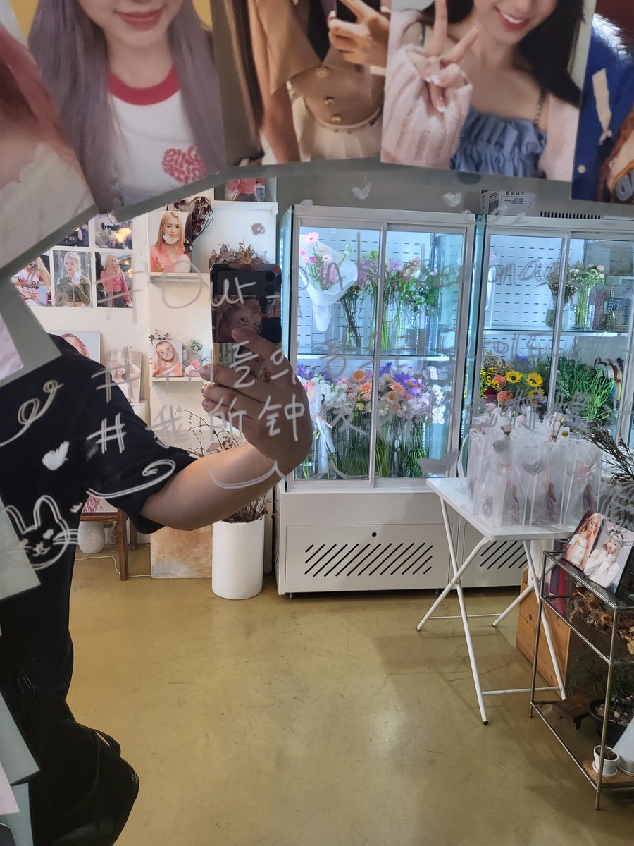 kep1ove0000's tweet photo. 📍플라워 서화
예서를 위한 꽃들이 많았습니다. 저도 꽃 한송이 선물하고 싶었지만 이미 다녀갔다더군요 ㅎㅎ 예서가 행복해하며 봤을겁니다.
#OUR_PINK_LEMONADE
#우리들의핑크레모나이드_예서
#我所钟爱的粉色柠檬汁 https://t.co/iLo1BDPWNT