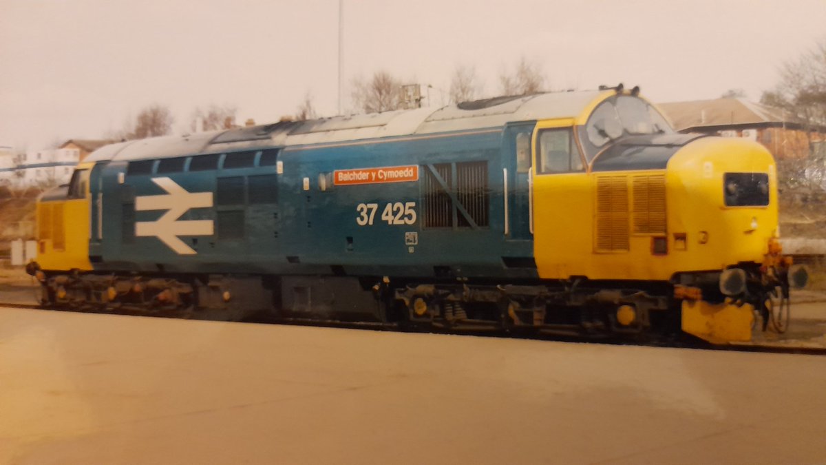 GOOD MORNING EVERYONE 

Here's a photograph of 37425'Balchder y Cymoedd' in large logo livery seen light locomotive at norwich station on 12/3/06

Photograph is of many that have been given to me from a freind who said that i can post on twitter  #TractorTuesday 

📸Bob Baker