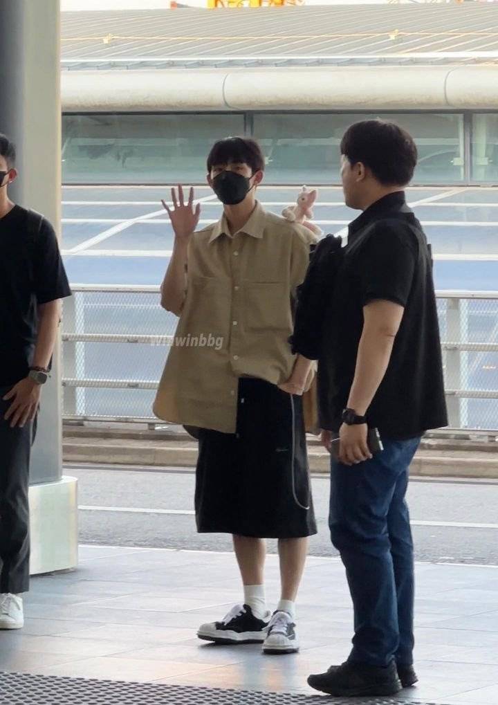 머리부터 발끝까지 다 아는 옷이구먼