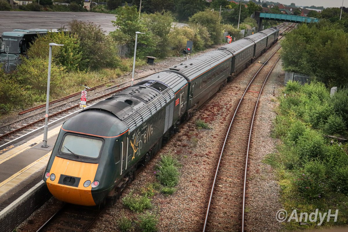 holtona72's tweet image. #HighSpeedTuesday @GWRHelp #CastleSet with 43188 'Newport Castle' on the rear departing from Weston-super-Mare under Hildesheim Bridge with 2U10 05.40 Penzance to Cardiff Central on Friday 18/8/23. 43156 was leading the set. #GWR #HST #Weston
