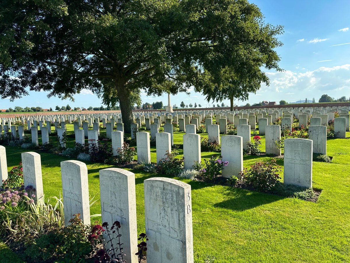 KSCWar's tweet photo. Visited some 24/Manchester Regiment (Oldham or ‘Cotton Town’ Comrades’) graves, all men in Mr Walsh’s unit, one at Godewaersvelde and two at The Huts cemeteries. 3/3  @kingschester @kingsalumni @KingsSchoolHead https://t.co/6YefW0a1aL