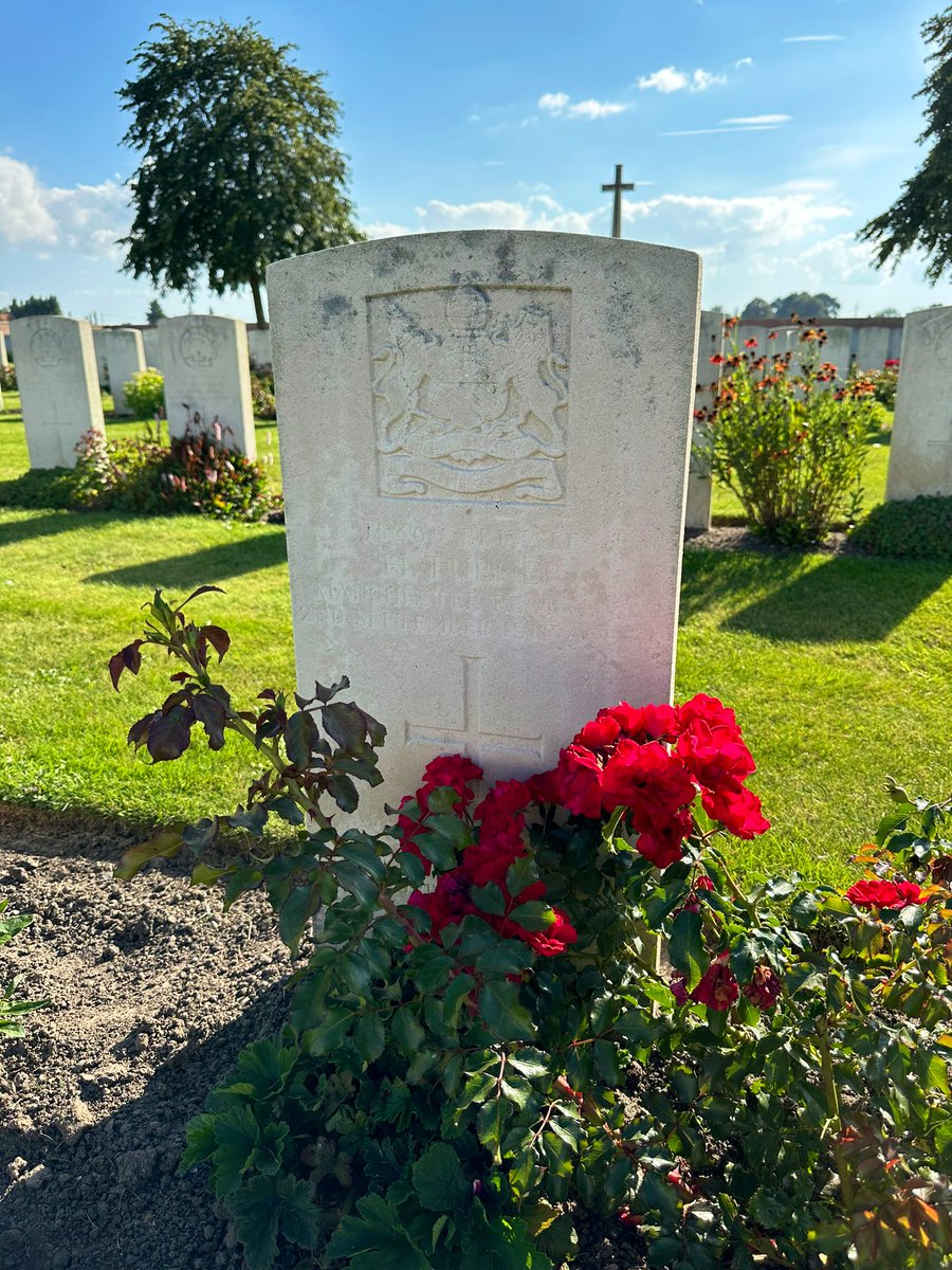 KSCWar's tweet photo. Visited some 24/Manchester Regiment (Oldham or ‘Cotton Town’ Comrades’) graves, all men in Mr Walsh’s unit, one at Godewaersvelde and two at The Huts cemeteries. 3/3  @kingschester @kingsalumni @KingsSchoolHead https://t.co/6YefW0a1aL