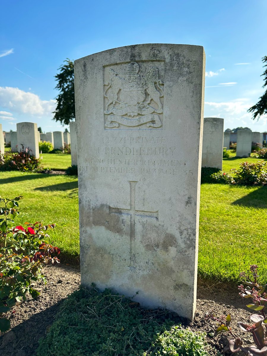 KSCWar's tweet photo. Visited some 24/Manchester Regiment (Oldham or ‘Cotton Town’ Comrades’) graves, all men in Mr Walsh’s unit, one at Godewaersvelde and two at The Huts cemeteries. 3/3  @kingschester @kingsalumni @KingsSchoolHead https://t.co/6YefW0a1aL