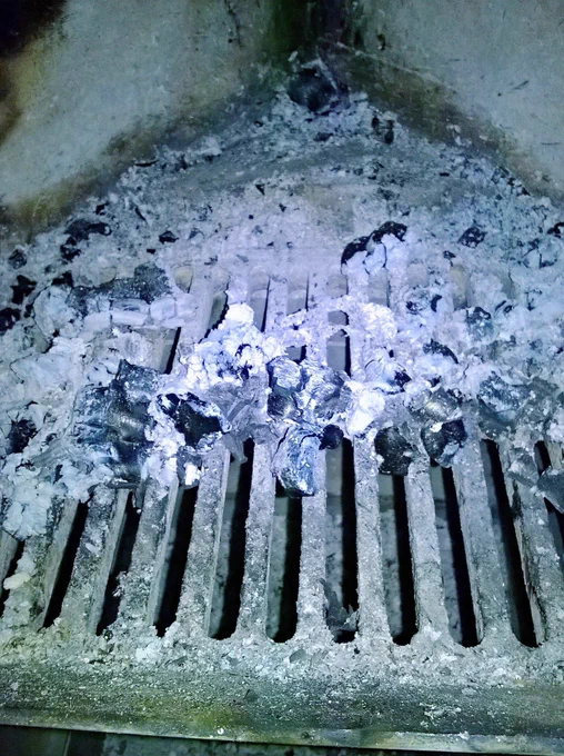 taisto_hakala's tweet photo. 4/5 Pidä tulisijan pelti täysin auki palamisen ajan ja huolehdi riittävästä korvausilman saannista. Näin häkä ja muut vaaralliset palamistuotteet eivät pääse sisätiloihin. Sulje pelti vasta, kun hiillos on täysin sammunut, eikä hehku lainkaan. #nuohous #tulisija #turvallisuus https://t.co/vdOfXk0c87