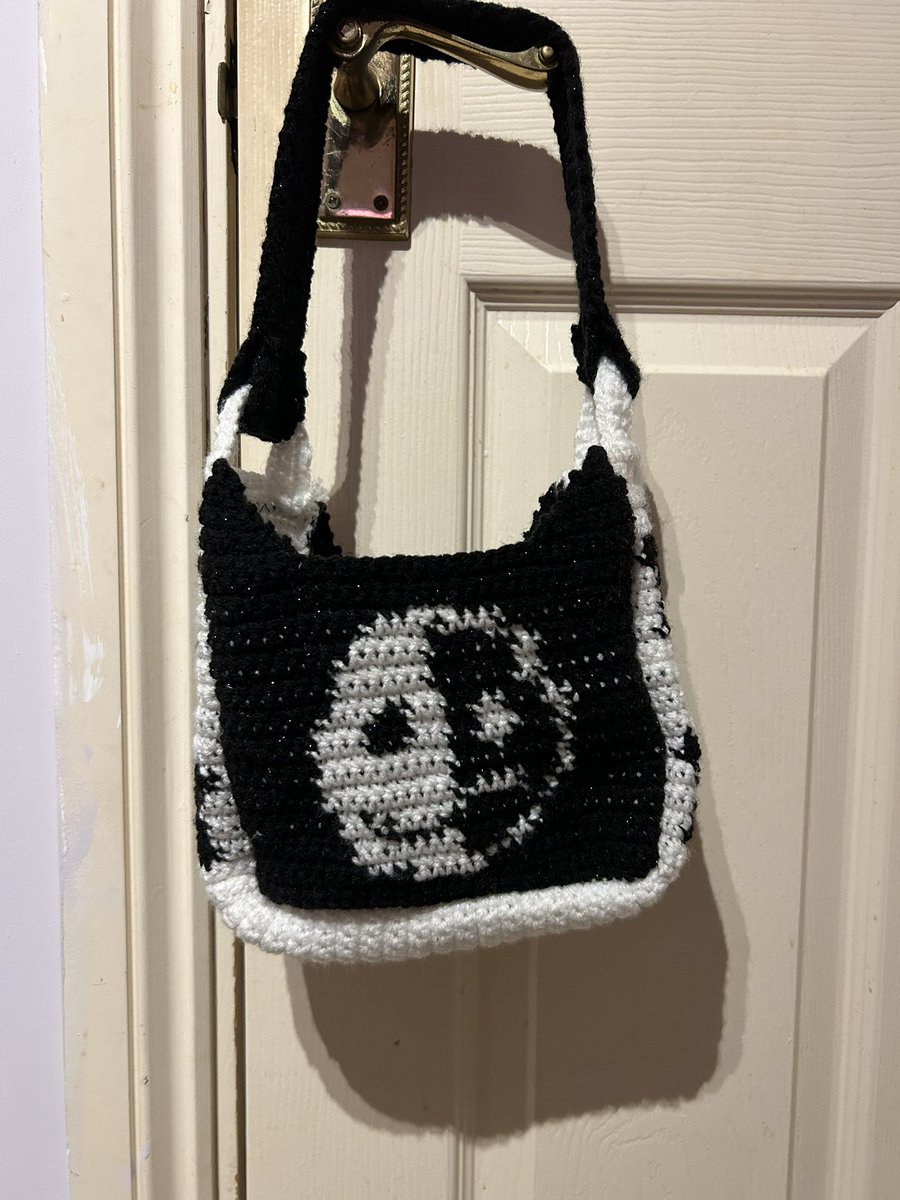 RebelRelle's tweet image. So I crocheted a fob bag. I’m really proud of it and so excited to show it off at tour @falloutboy @petewentz @trohman #somuchforstardust #smfs