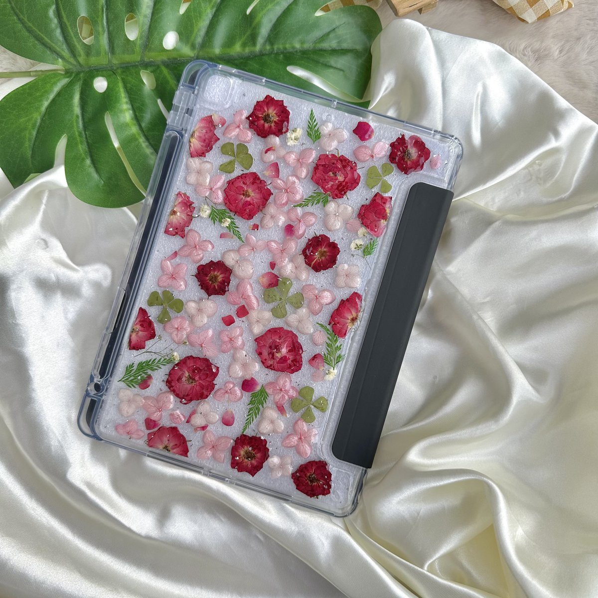 pcrw_i's tweet photo. เคส IPad 750฿ 💻🌿✨

เคสเรซิ่นแฮนด์เมด เรซิ่น+ดอกไม้แห้ง เคสDIY รับทำทุกรุ่น

🌻 เคสเรซิ่นเคลือบดอกไม้แห้ง
🌻 เลือกโทนสีดอกไม้ได้ตามต้องการ
🌻 สินค้าเป็นงานแฮนด์เมด ใช้เวลาประมาน 7-14 วัน

สนใจสั่งสินค้าทักแชทมาได้เลยค่า🥰🙏🏻 https://t.co/oq6YNX9952