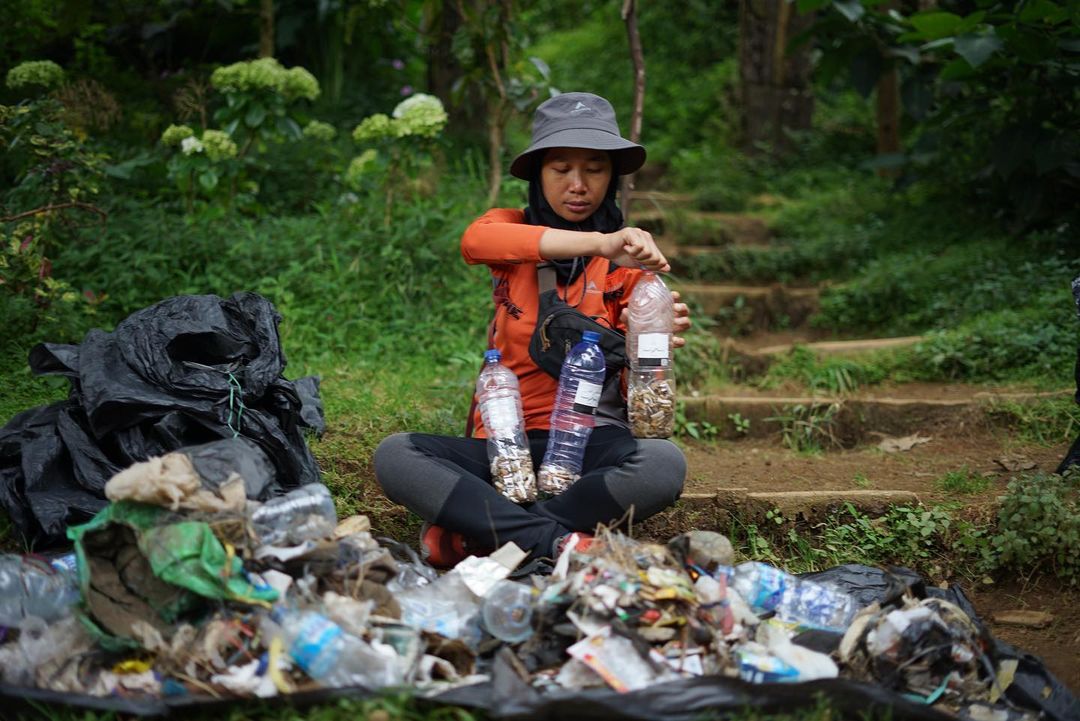 'Dalam konteks kegiatan naik gunung, mayoritas sampah yang dihasilkan itu 90% berasal dari perbekalan. Kalau mau meminimalisir sampah saat naik gunung, jadi perbekalannya harus di-manage,” 

- Siska Nirmala (IG @/zerowasteadventure)

#EIGERAdventure #EIGERSustainability