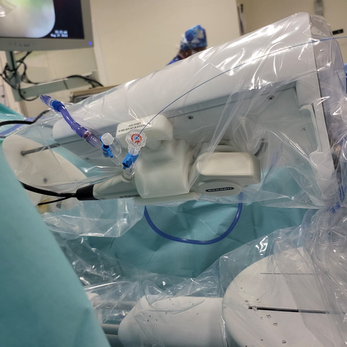 Housbow's tweet photo. First ILY Trials at @CHDunkerque 🇫🇷

With Dr #Jordan_Massa 

Warm thanks to Dr #Nordine_Amara

First cases using @AseptInMed @SEEGENMedical  #Neoscope ureteroscope 

Laser Wolf @AskerWolf
Consumables @rocamed 

Let's destroy stones 🎮 🦾 at home 🇫🇷 https://t.co/56BpcwaIfe
