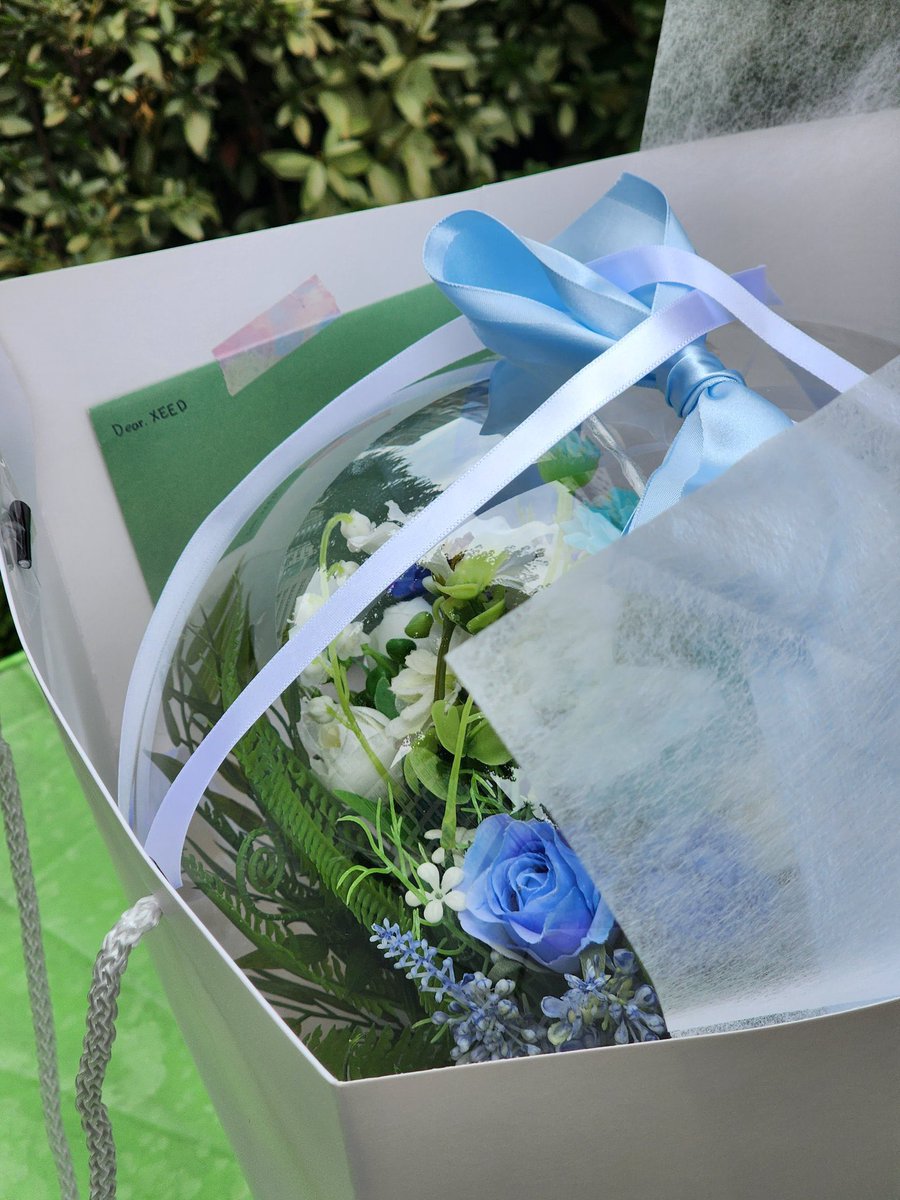 WithXeed's tweet photo. 💐230820 인기가요 Flower support💐

그리니의 하루를
BLUE로 채워줘서
고마워💙 
-그리니 일동 -

세상간지 신의미모
우리씨드 인기가요 고생했어💚 https://t.co/7ptLTJeIK1