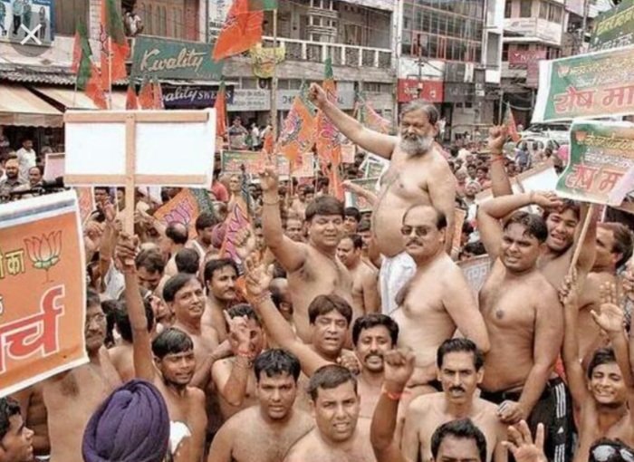 CtSanjeev's tweet photo. #बेसहाराहरियाणापुलिस
पुलिस सड़को पर नहीं उतर सकती, आंदोल नहीं कर सकती, तो पुलिस कर्मचारियों के हकों को नजरंदाज कर देना कहां तक सही है।
"सब का सहारा आज खुद बेसहारा महसूस करती हुई "हरियाणा पुलिस"।#बेसहाराहरियाणापुलिस https://t.co/yxE2WcvWmH