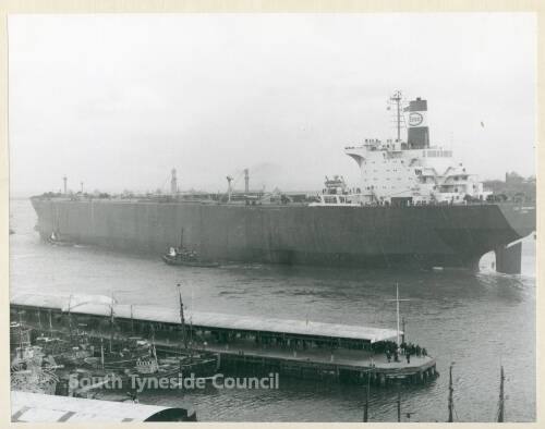 coble_and_keel's tweet photo. The Esso Northumbria passes North Shields fish quay on her way to the sea @SouthTyneLibs Catch some stunning images of the ships being built at Wallsend in the exhibition now on @LaingArtGallery https://t.co/xdAkJaavx3