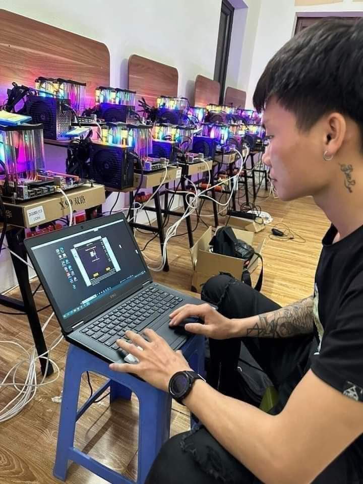 my_pinode's tweet photo. 🔸A Chinese man installing pi node in his mining farm. 

⚡Pi node is the most effective way to boost your mining rate many times without depending on referrals's kyc status. Node bonus 10 = 40 active referrals. That's alot.

⚡Referral rewards are not yet paid to the wallet when you migrate but node rewards will be paid.  That is the main reason why running a node should be a top priority.

🔸DM us if you want to run a node, we provide pi node remote running service with highest profit and lowest cost. Pay by crypto, paypal, pi ⚡👌
#pinode #pinetwork #pinodeservice