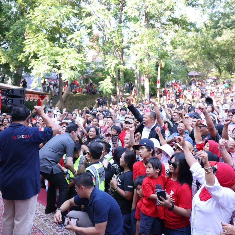 Gerindra's tweet photo. Dalam rangka merayakan hari kemerdekaan Republik Indonesia ke-78, Pak @prabowo menyapa masyarakat Indonesia yang berada di wisma Indonesia, Washington DC, Amerika Serikat. https://t.co/j8eM1cIAZT