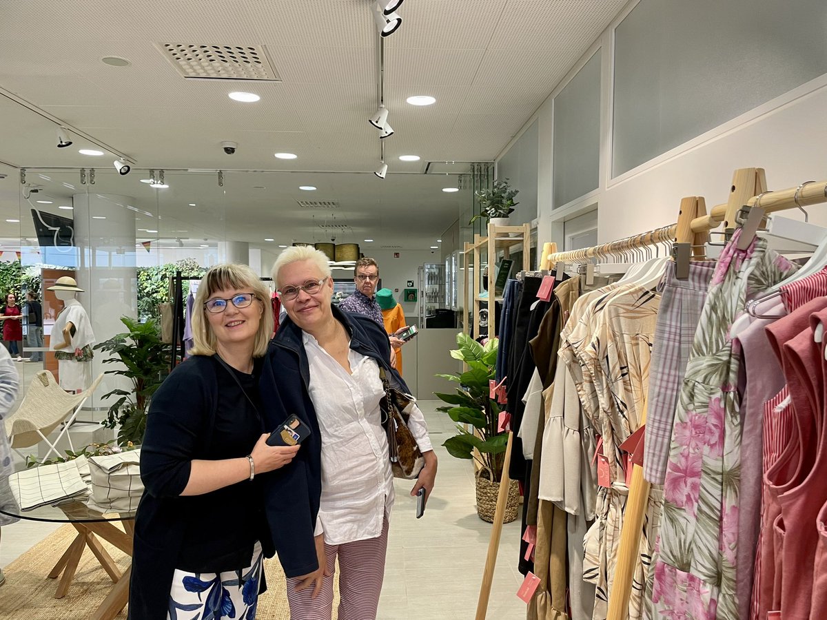 Tervehdys Stadin AO:sta. Tekstiilin ja muodin työelämätoimikunnan ja alan opettajien kanssa vierailulla  LUOVA -shopissa. #OPHvierailee