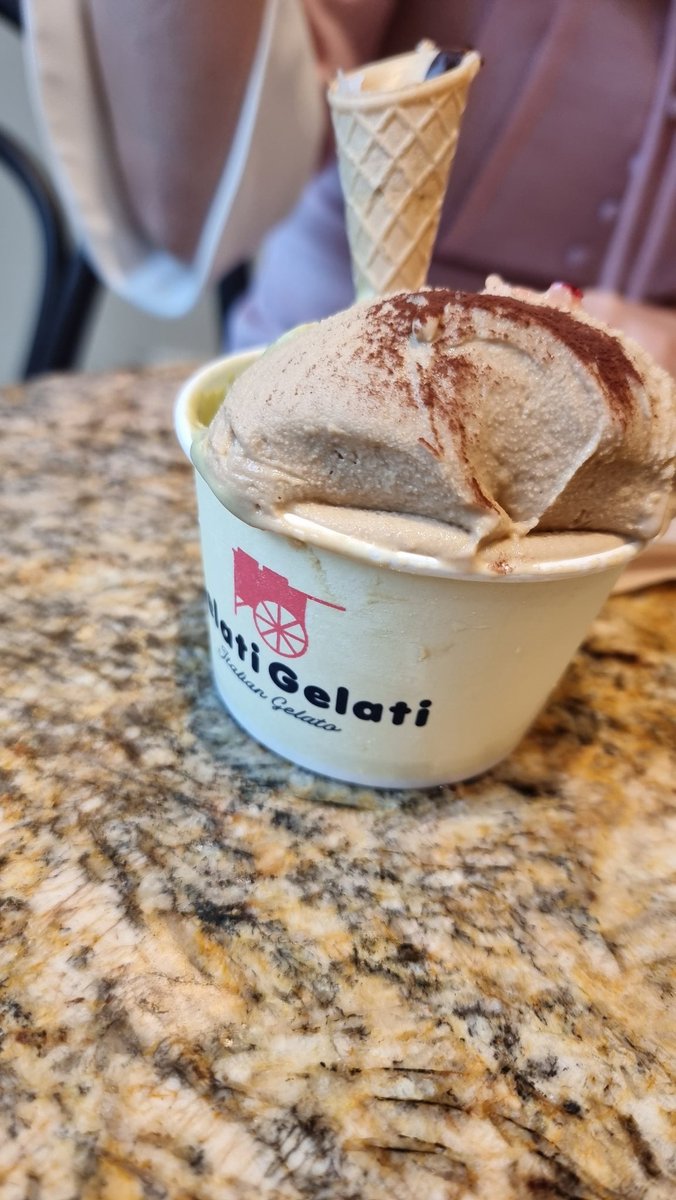 인생 젤라또네요... 복숭아 맛 미쳤음 피스타치오도 맛나고 ㅎㅎㅎ 젤라티 젤라티