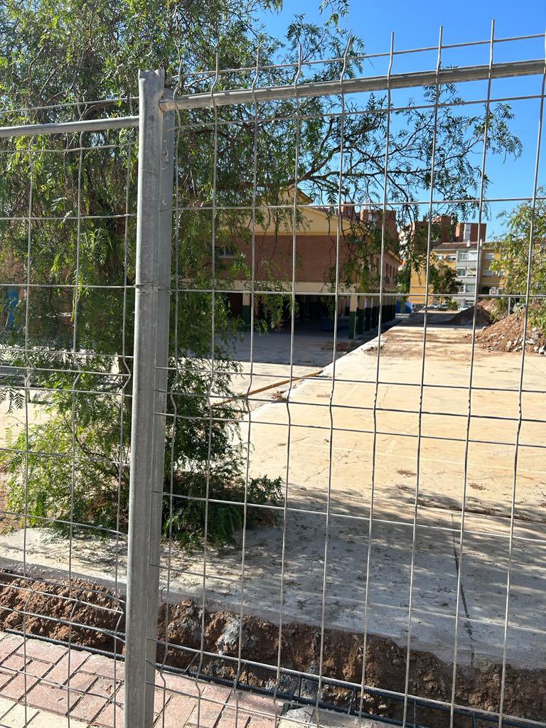 cecigdp's tweet photo. @malaga ¿De verdad va a poder comenzar el curso en el CEIP Antonio Machado? ¿Qué seguridad vamos a dar a nuestro alumnado? 
@malagahoy_es @SURDirecto @Malagaaldia1 
¡Terminad la obra ya! https://t.co/2beJTVHmvk