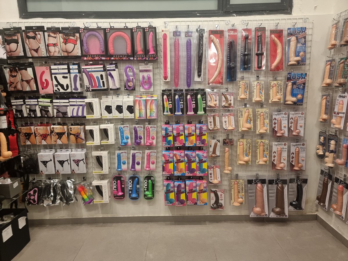 FetishDeal's tweet photo. מי חנות סקס מקצועית עם למעלה מ140 דילדואים שונים? 😎 https://t.co/Ij11RtfVXn