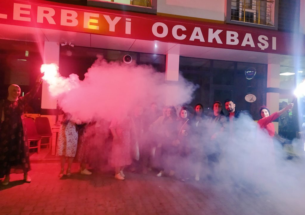 baharrdmrr's tweet photo. Benim üni life arkadaşlar. #bitliseren @SerpilY54702408 https://t.co/P6ZNWjwRb4