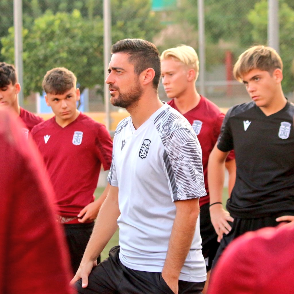 FCC_Cantera's tweet photo. JUVENIL A | Ya tenemos a los chicos de @Garnes8 preparando el inicio de temporada en Ciudad Jardín 🏳️🏴

#CanteraAlbinegra https://t.co/5BjQyrhWtS