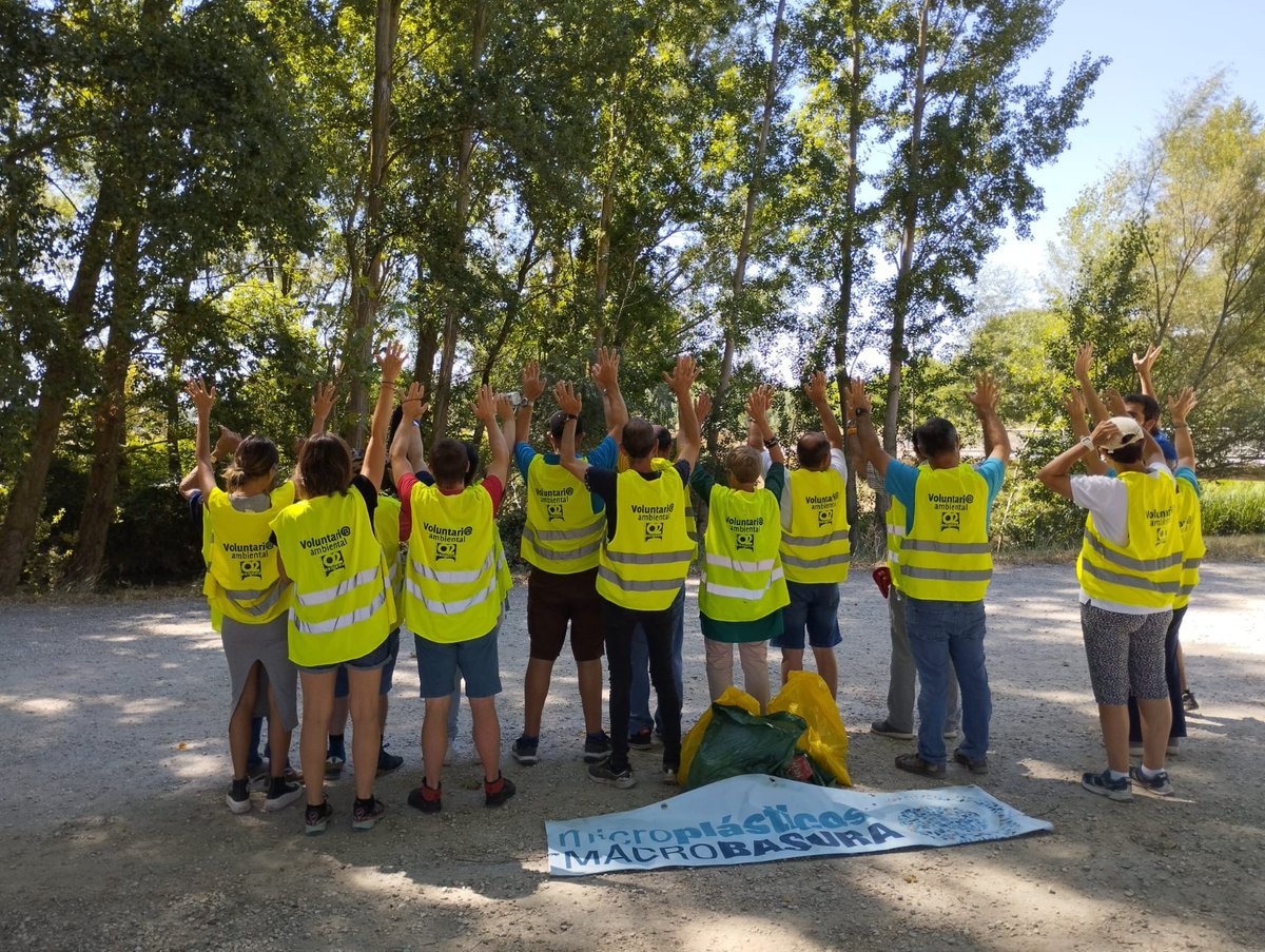 fundacionO2's tweet photo. #Burgos
nuevo voluntariado en el río Arlanzón con voluntarios de @ApacidBurgos que han mejorado el entorno retirando diferentes restos que terminan siendo muy perjudiciales para nuestro medio natural.
#voluntariado #csirios #microplásticosMACROBASURA https://t.co/My98pKyGUG