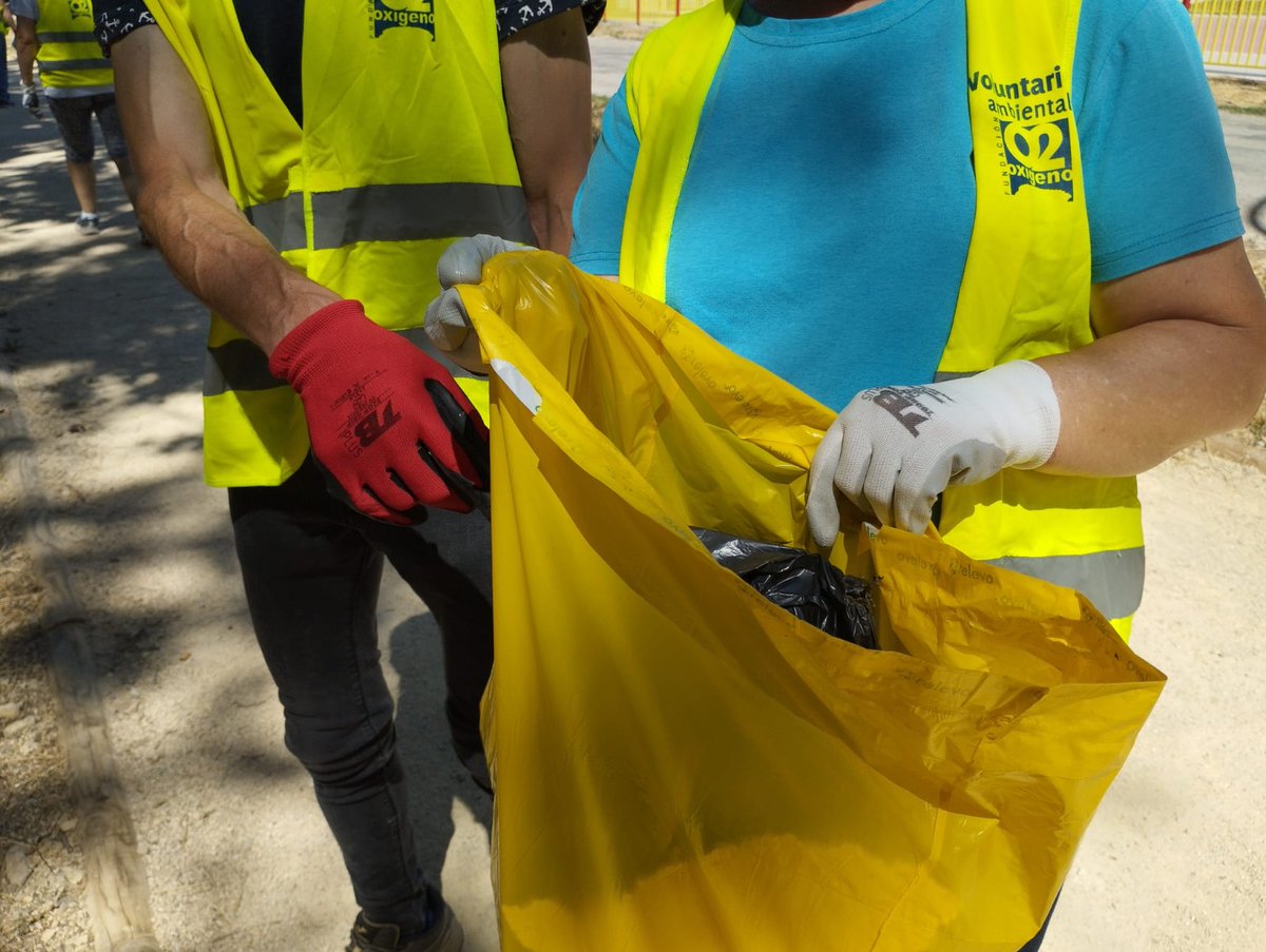 fundacionO2's tweet photo. #Burgos
nuevo voluntariado en el río Arlanzón con voluntarios de @ApacidBurgos que han mejorado el entorno retirando diferentes restos que terminan siendo muy perjudiciales para nuestro medio natural.
#voluntariado #csirios #microplásticosMACROBASURA https://t.co/My98pKyGUG