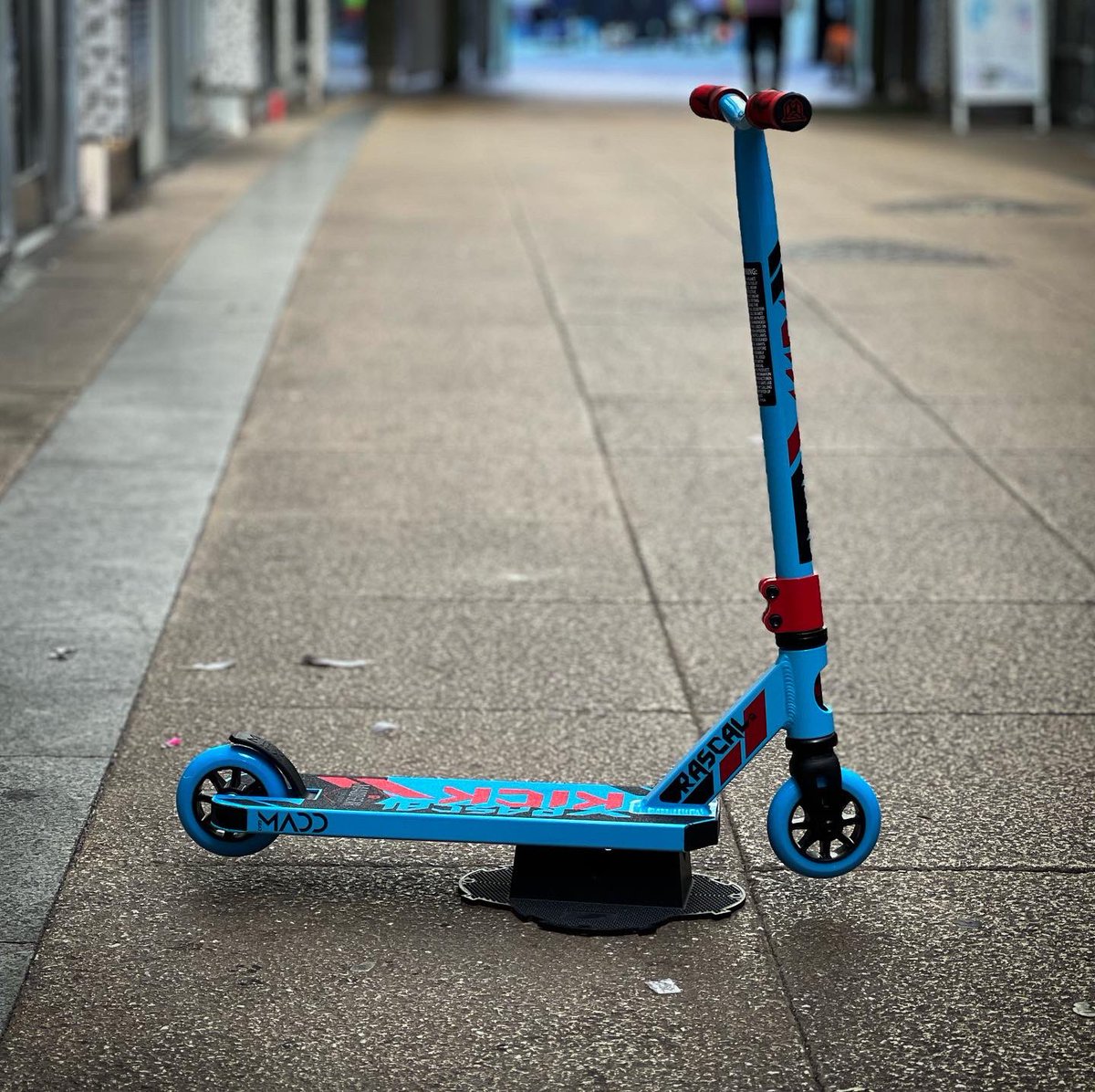 RollBackWorld's tweet image. YOU LITTLE RIPPER!
MGP KICK Rascal Stunt Scooter for our Young-Starz👌🏾😎

Everyone comes with us!
“do-something-different”

Available for only £70. 
rollbackworld.com
.
#rollbackworld #id2 #bedford #scootscootbangbang #supportlocal #scootershop