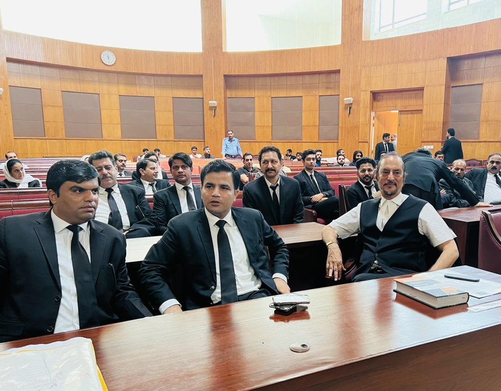 NaeemPanjuthaa's tweet photo. اسلام آباد ہائی کورٹ میں کورٹ کا انتظار کر رہے ،امید ہے 12 بجے توشہ خان کیس کی سماعت شروع ہو جاۓ گی ،اور انشا ءاللہ خان صاحب کی آج توشہ خانہ کیس میں ضمانت ہو جاۓ گی. https://t.co/9tQK8zGICG