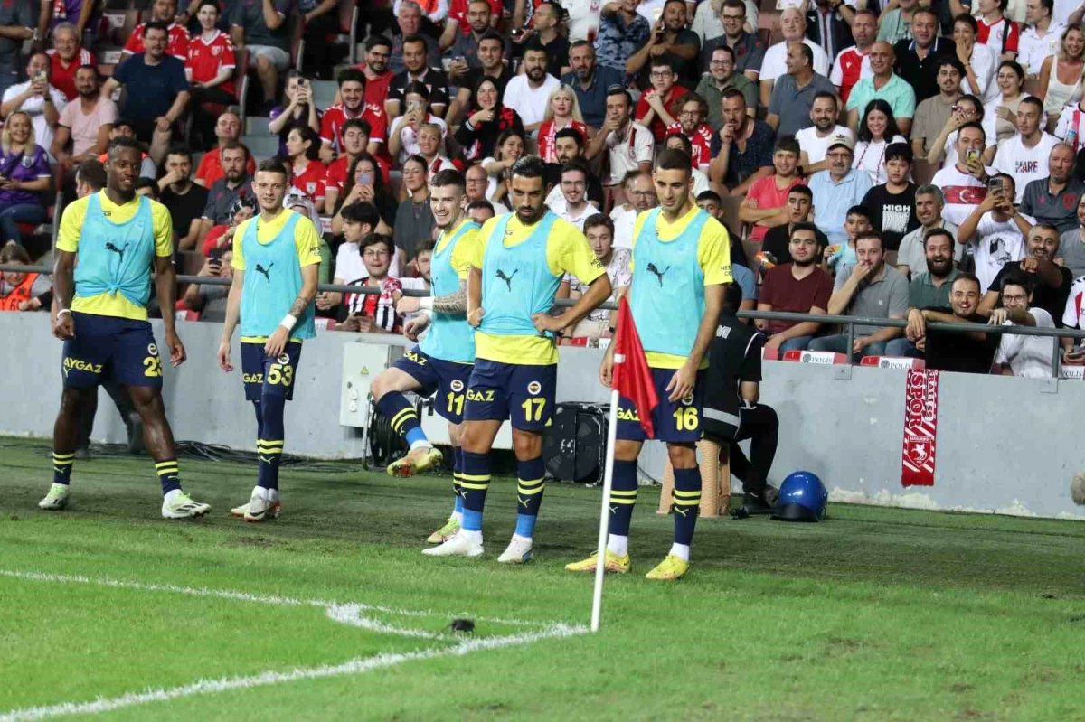 bpthaber's tweet photo. Samsunspor-Fenerbahçe maçında sahaya fare girdi. https://t.co/FuxAHd6Rnl