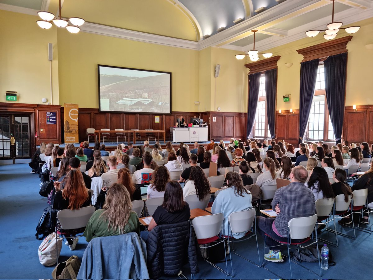 Fantastic first day for our #UoEPGDEp students at <a href="/MorayHouse/">Moray House School of Education and Sport</a> 
Lots of great contributions from all and I'm looking forward to doing it all again today!