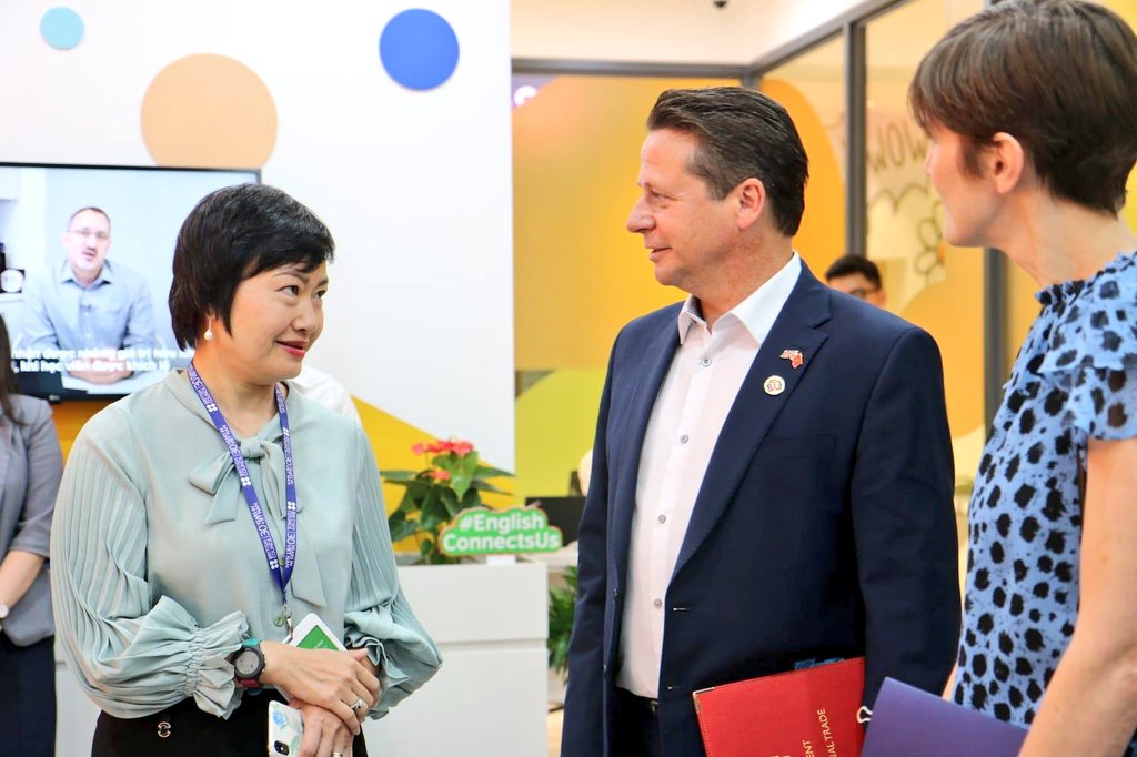HuddlestonNigel's tweet photo. 🇬🇧 🇻🇳 Excellent to meet with @BritishCouncil Vietnam as they celebrate 30 years of incredible contributions to Vietnam's skills development this year. https://t.co/dE85qqfgv0