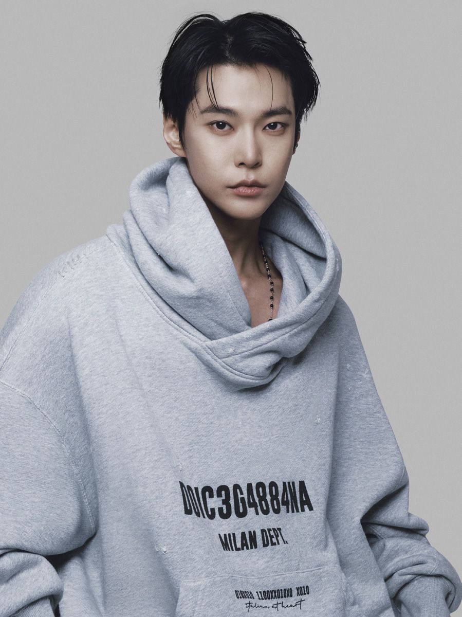 「ドルチェ＆ガッバーナ」は、日本と韓国のアンバサダーを務めるK-POPグループNCTのドヨンを起用した2023-24年秋冬メンズ・コレクションのキャンペーンビジュアルを公開した。

#NCT #Doyoung

同コレクションをリードする重要な色についてのコメントはリプライから⬇️