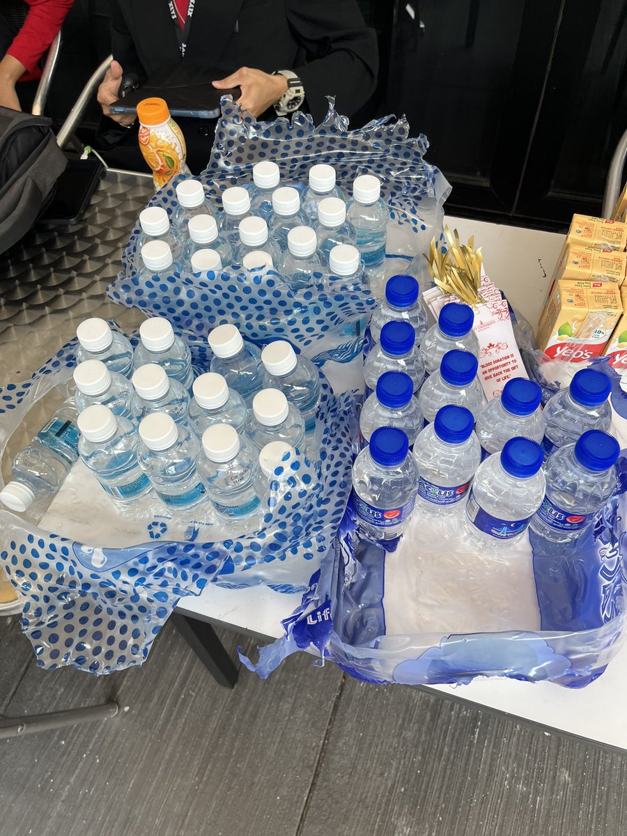 Jessicaaaaa980's tweet photo. Free food and beverages given for free to donors too! https://t.co/0Say9pK3uc